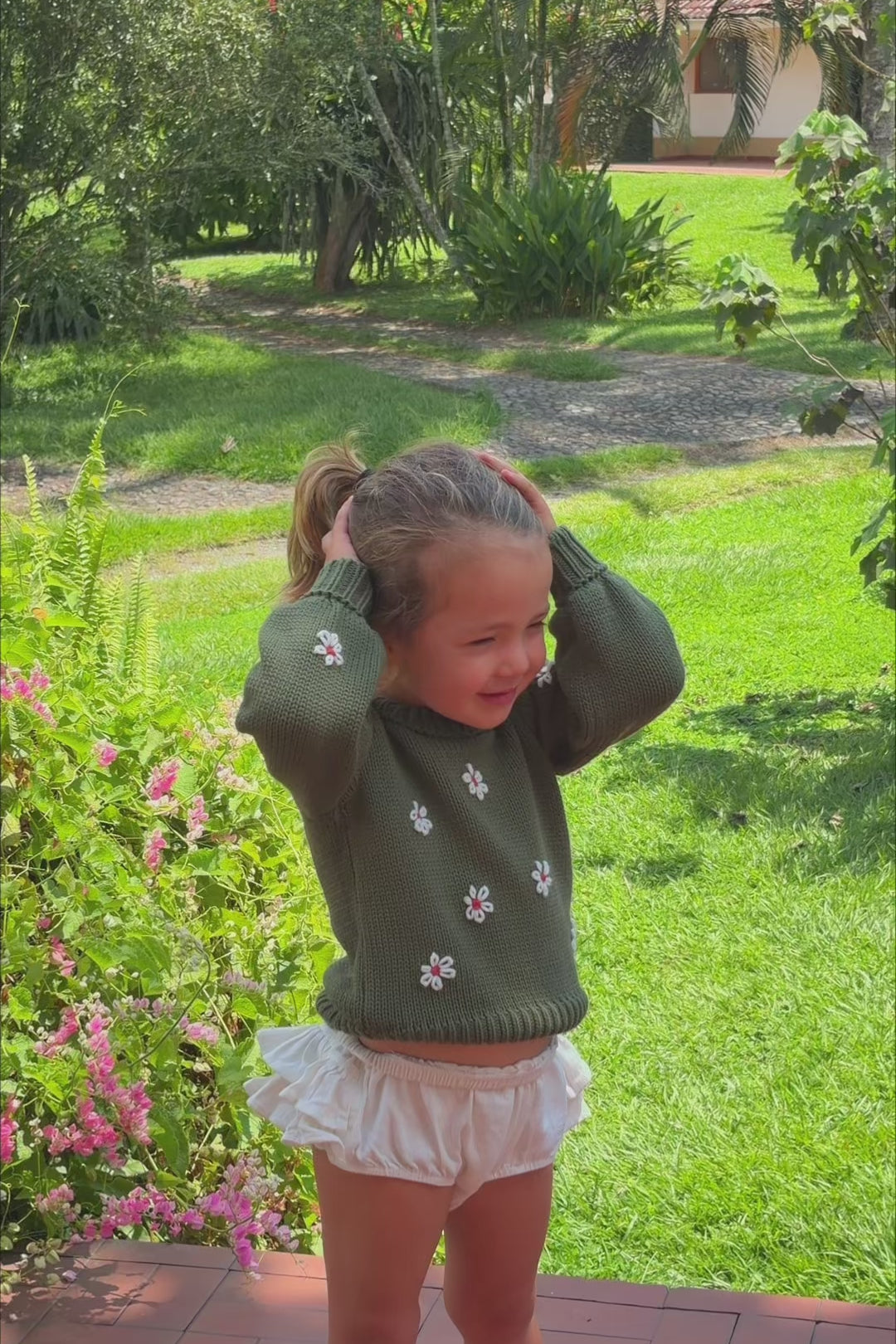 Niña usando Saco Tejido Flores Forest combinado con bloomer de lino de La Tutu.
