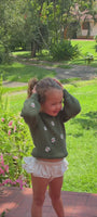 Niña usando Saco Tejido Flores Forest combinado con bloomer de lino de La Tutu.