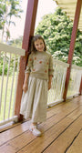 Saco Tejido Flores Forest arena para niña en algodón con flores bordadas a mano en naranja de La Tutu, en conjunto con el vestido lara arena.