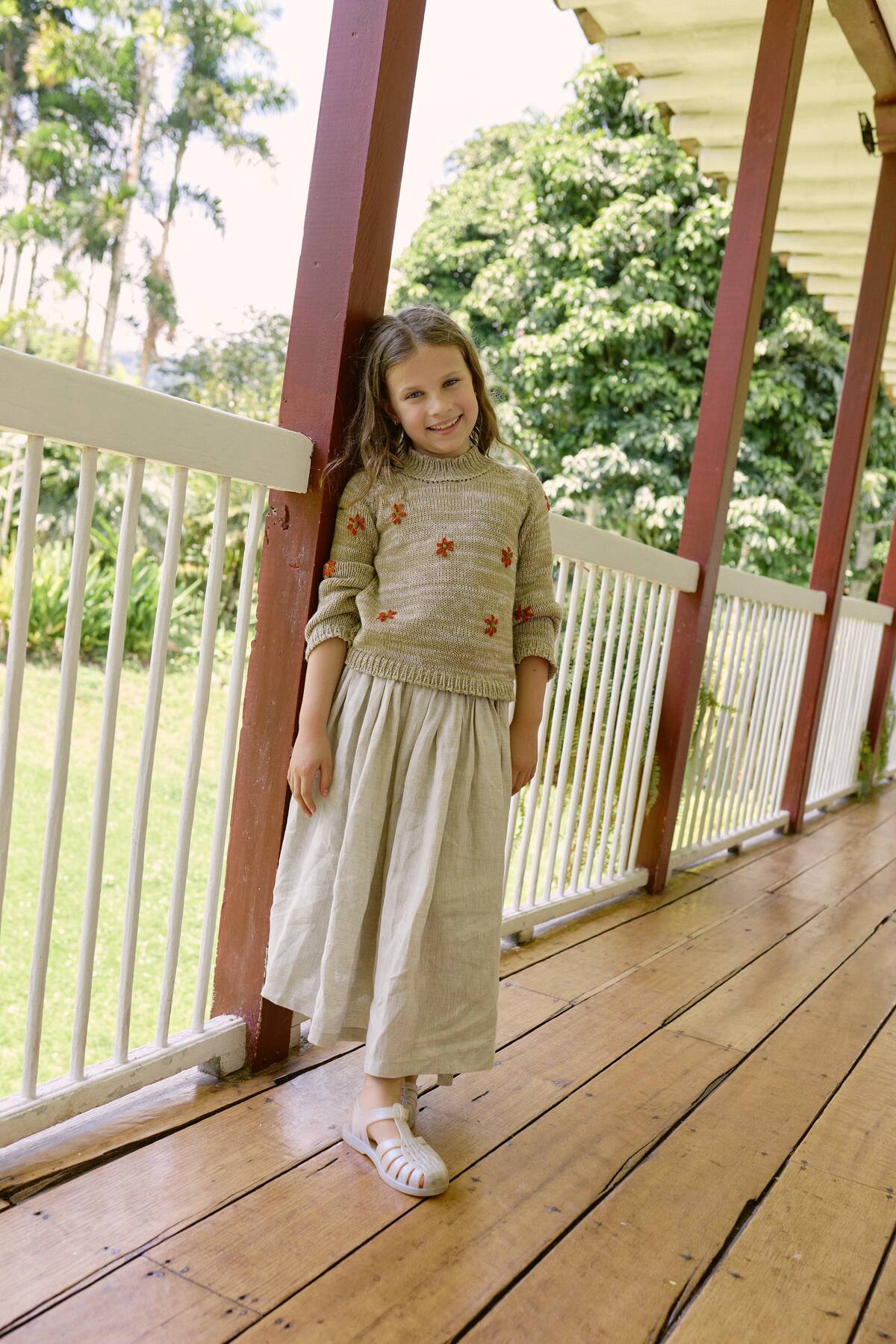 Saco Tejido Flores Forest arena para niña en algodón con flores bordadas a mano en naranja de La Tutu, en conjunto con el vestido lara arena.