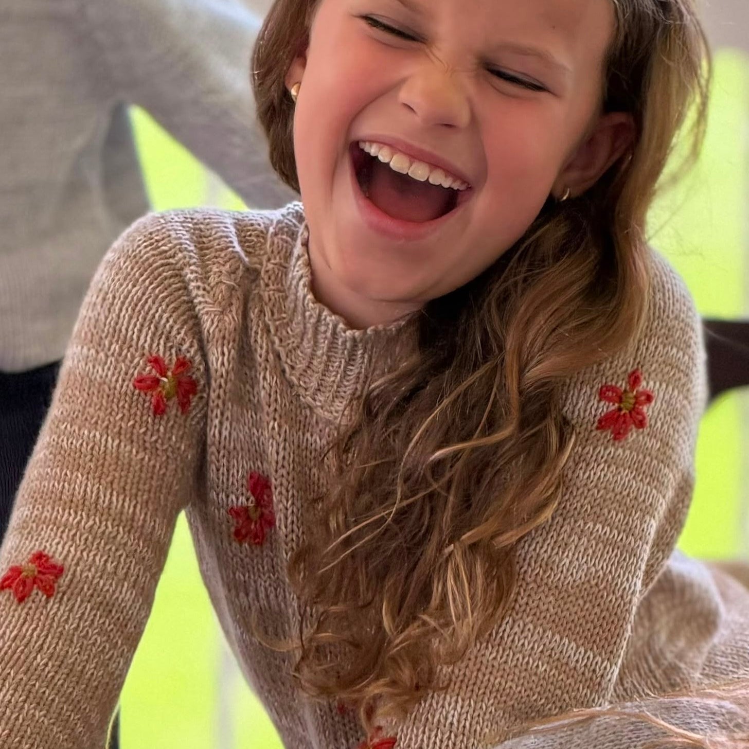 Saco tejido para niña con flores bordadas | La Tutú