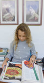 Saco Tejido gris  para niña en algodón con corazones bordados a mano de La Tutu combinados con el pantalon hearted para nina en lino navy.