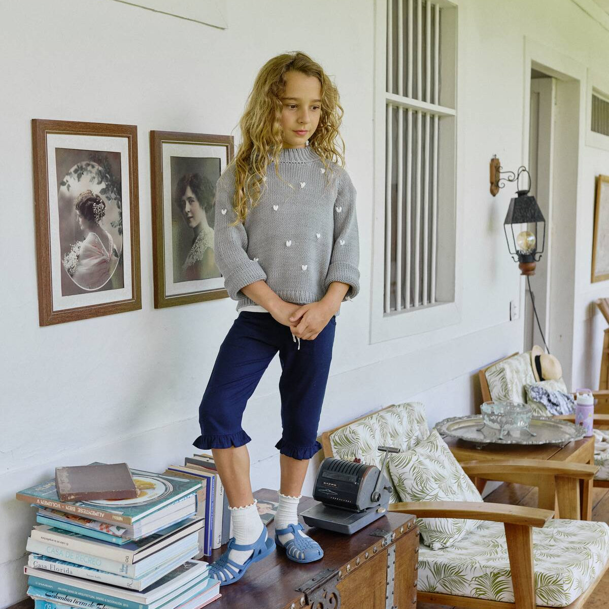 Saco Tejido gris  para niña en algodón con corazones bordados a mano de La Tutu combinados con el pantalon hearted para nina en lino navy.
