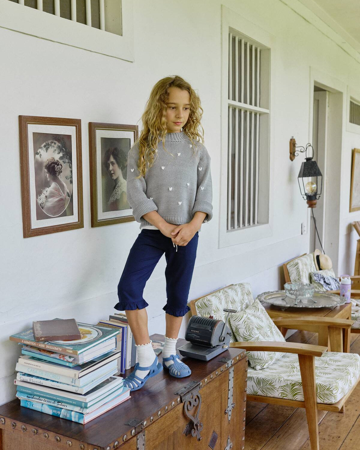 Saco Tejido gris  para niña en algodón con corazones bordados a mano de La Tutu combinados con el pantalon hearted para nina en lino navy.