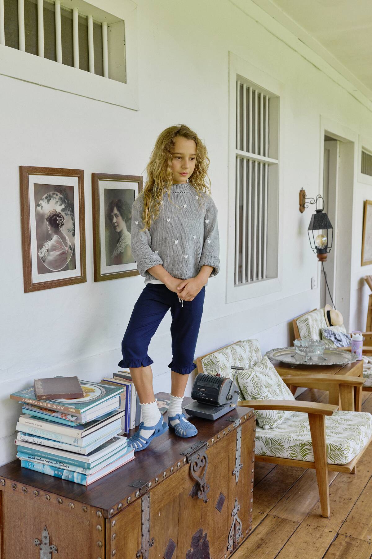 Saco Tejido gris  para niña en algodón con corazones bordados a mano de La Tutu combinados con el pantalon hearted para nina en lino navy.
