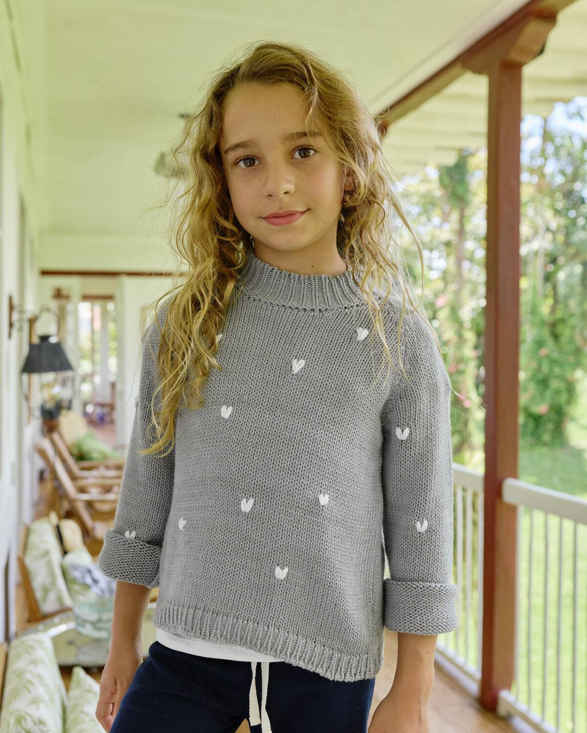 Saco Tejido gris  para niña en algodón con corazones bordados a mano de La Tutu.