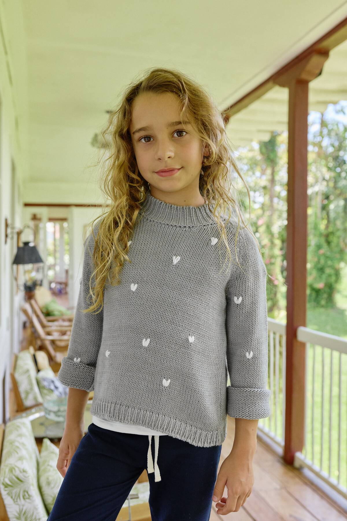 Saco Tejido gris  para niña en algodón con corazones bordados a mano de La Tutu.