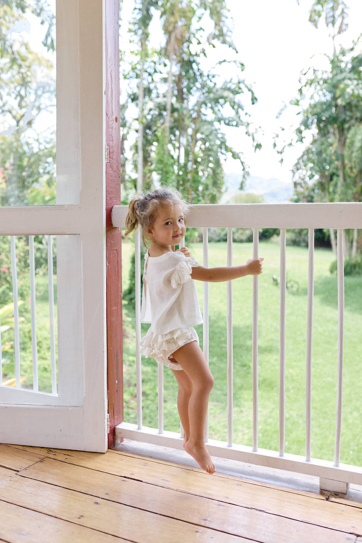 Set Coco Ivory para bebé confeccionado en lino natural con blusa de boleros y bloomer con vuelos.