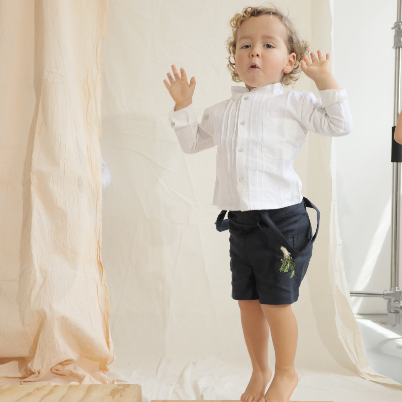 Short Agus Azul Navy para niño en lino con cargaderas ajustables de La Tutu.