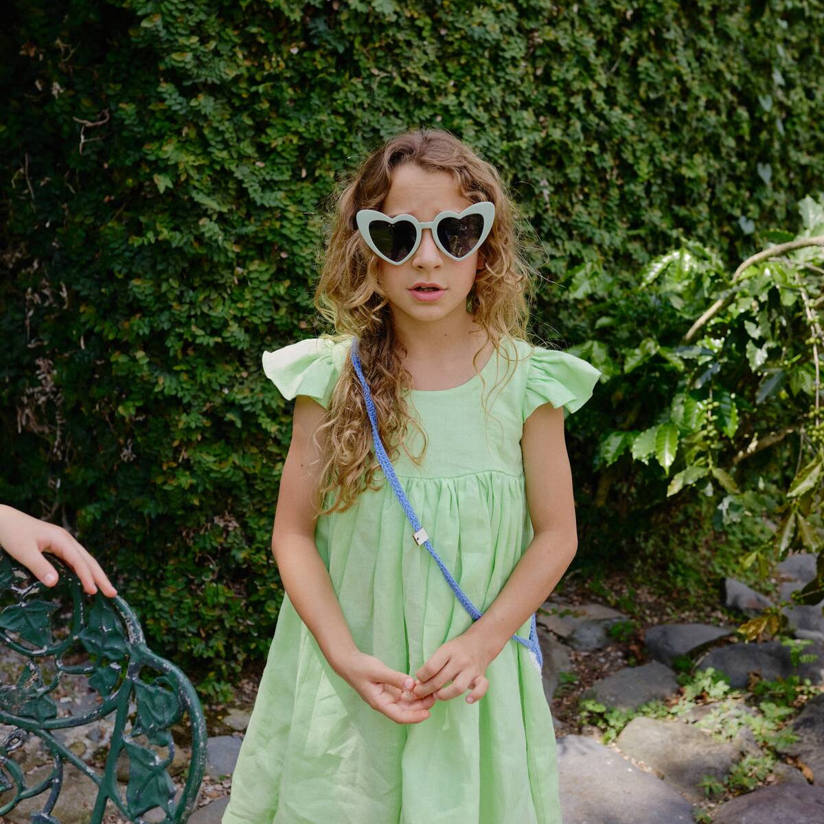 Vestido Lara Verde Limon para niña confeccionado en lino 100% natural con boleros en los hombros.