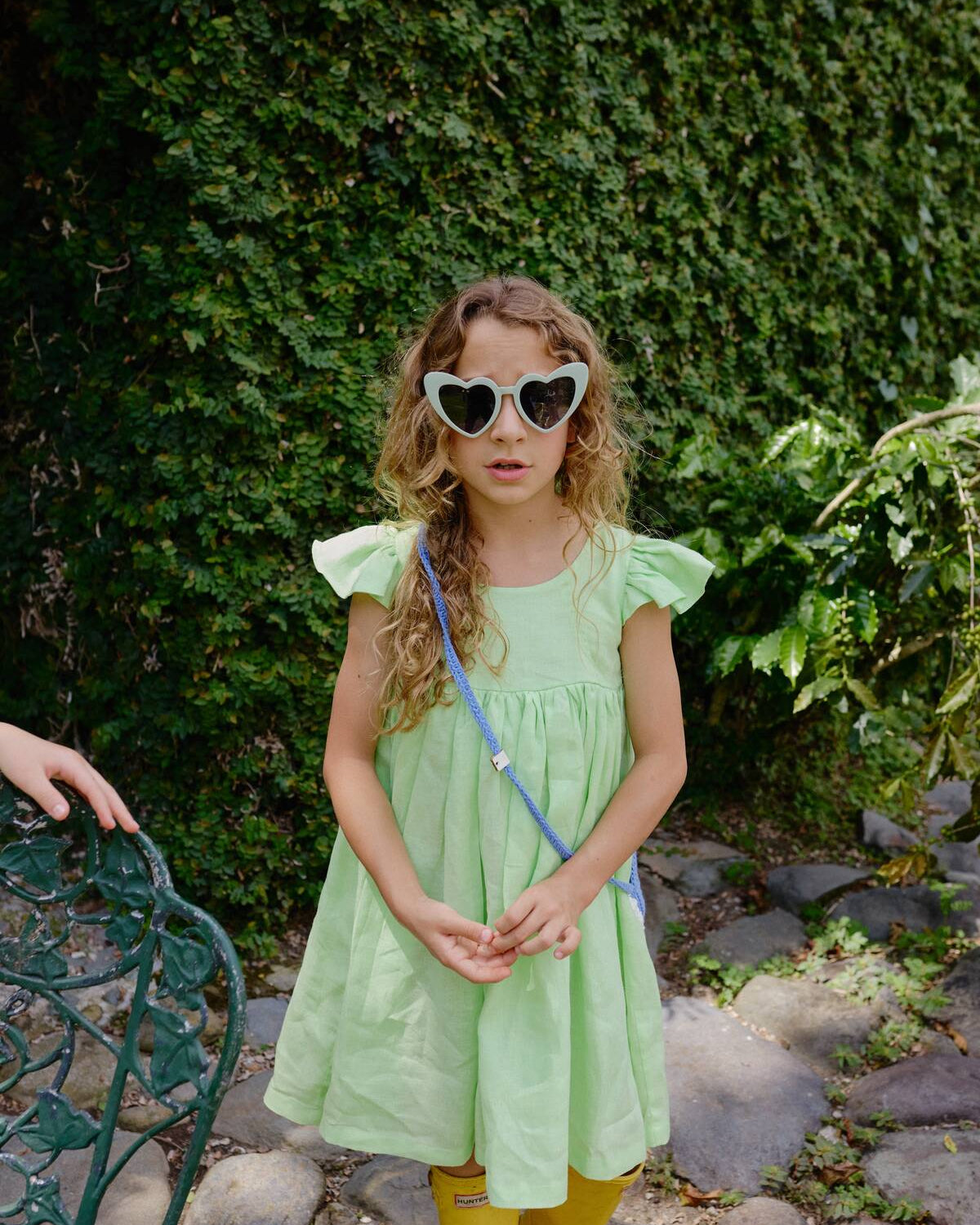Vestido Lara Verde Limon para niña confeccionado en lino 100% natural con boleros en los hombros.
