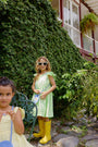 Vestido Lara Verde Limon combinado con accesorios tejidos en crochet de La Tutu.