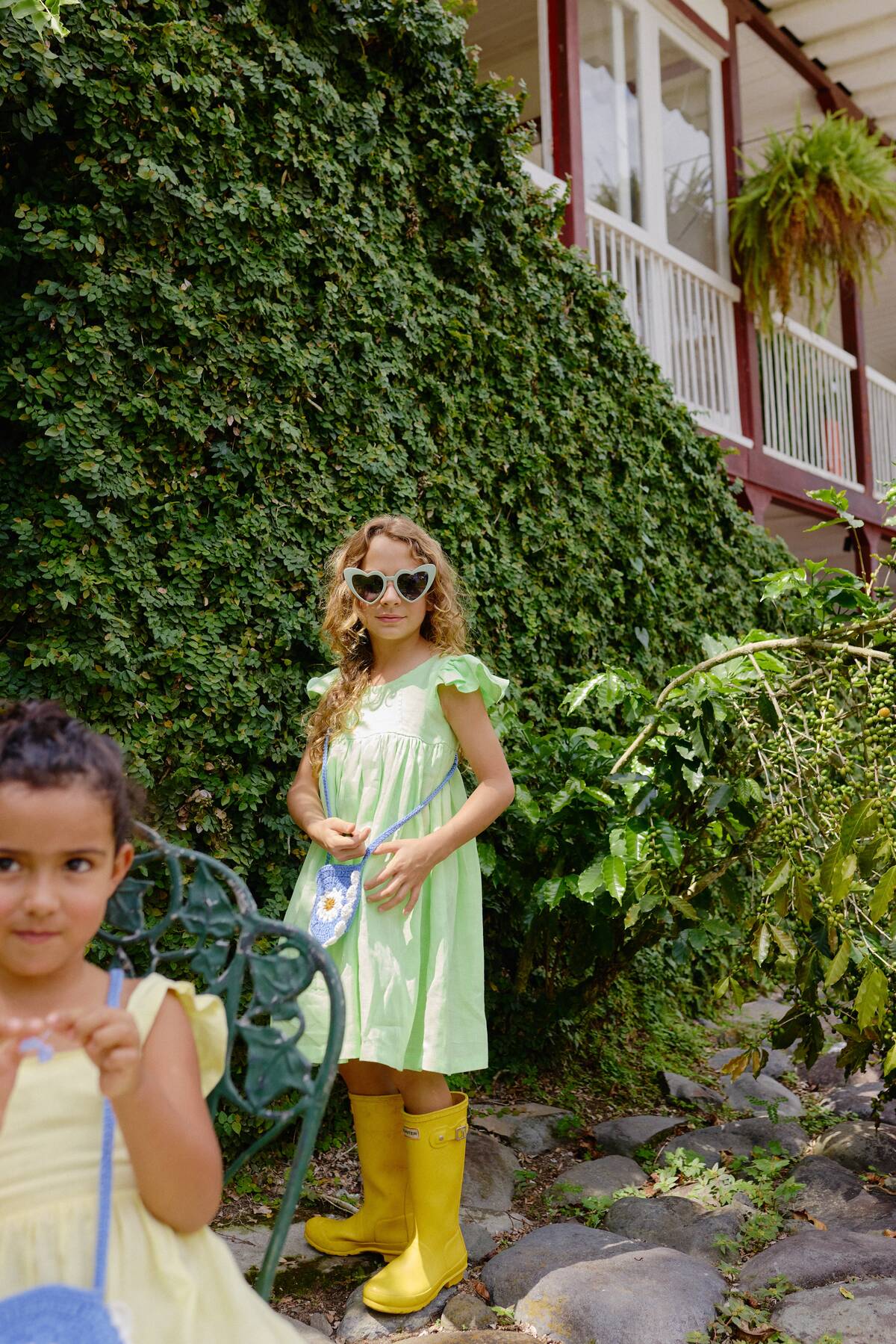 Vestido Lara Verde Limon combinado con accesorios tejidos en crochet de La Tutu.