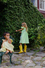 Niña usando Vestido Lara Verde Limon de lino natural de La Tutu.
