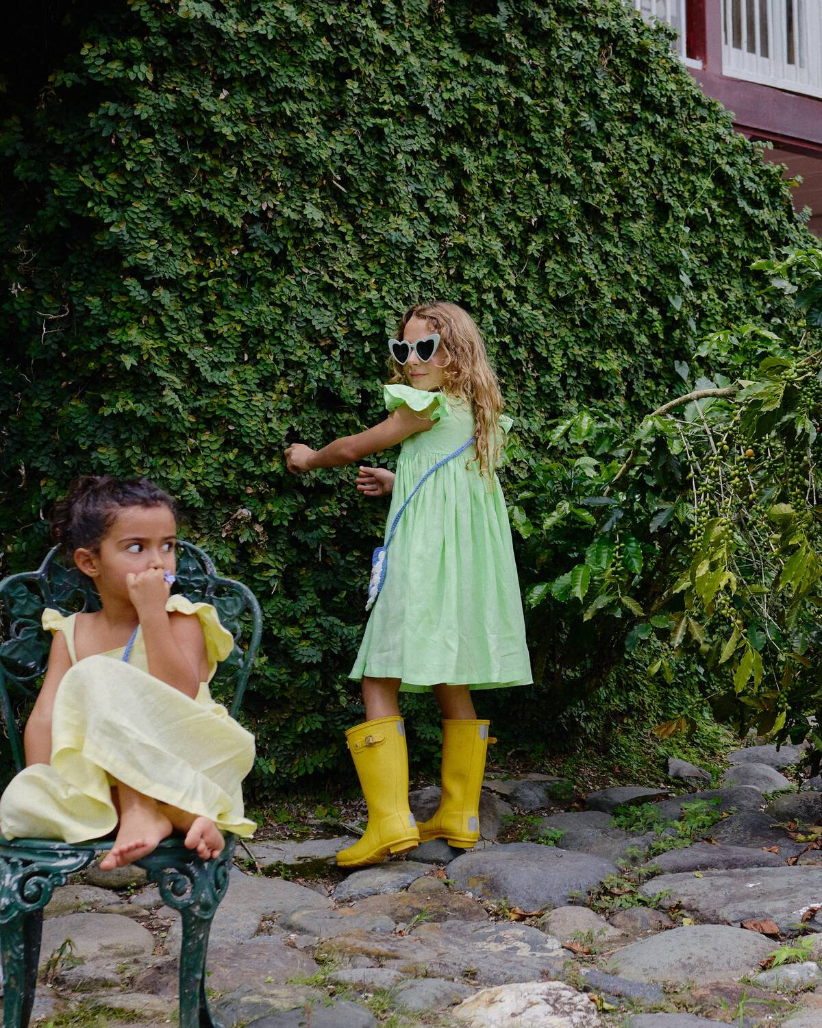 Niña usando Vestido Lara Verde Limon de lino natural de La Tutu.