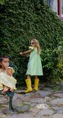 Niña usando Vestido Lara Verde Limon de lino natural de La Tutu.